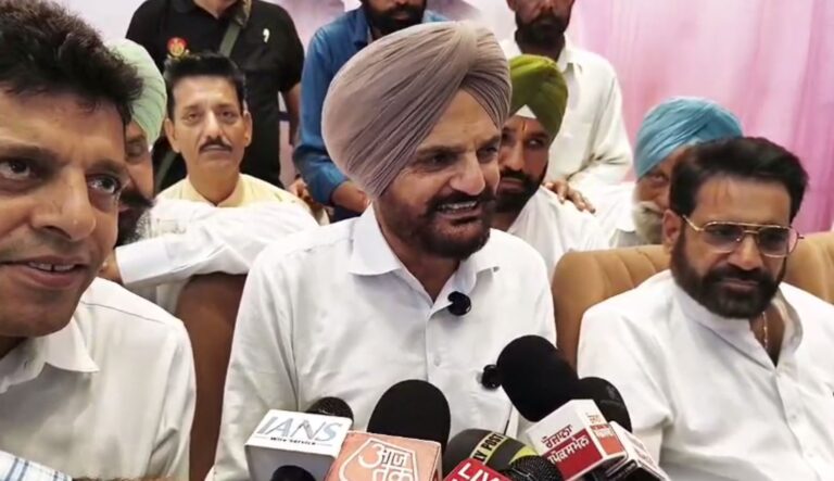 ਸਿੱਧੂ ਮੂਸੇਵਾਲਾ ਦਾ ਪਿਤਾ ਦੀ ਸਮਰਥਕਾਂ ਨਾਲ ਮੀਟਿੰਗ/ ਸਿਆਸੀ ਸਰਗਰਮੀਆਂ ਵਾਲੇ ਕੀਤੀ ਵਿਚਾਰ-ਚਰਚਾ/ ਕਾਂਗਰਸੀ ਉਮੀਦਵਾਰ ਨੂੰ ਸਮਰਥਨ ਦੀ ਅਪੀਲ