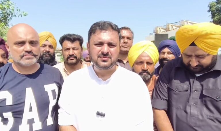 ਮੰਡੀ ਗੋਬਿੰਦਗੜ੍ਹ ਦੇ ਓਵਰ ਬ੍ਰਿਜ ਦੀ ਉਸਾਰੀ ਦਾ ਮਾਮਲਾ/ ਵਿਧਾਇਕ ਗੁਰਿੰਦਰ ਗੈਰੀ ਬੜਿੰਗ ਦੀ ਅਗਵਾਈ ’ਚ ਧਰਨਾ/ ਰੇਲਵੇ ’ਤੇ ਲਾਏ ਕੰਮ ’ਚ ਅੜਿੱਕੇ ਡਾਹੁਣ ਦੇ ਇਲਜ਼ਾਮ