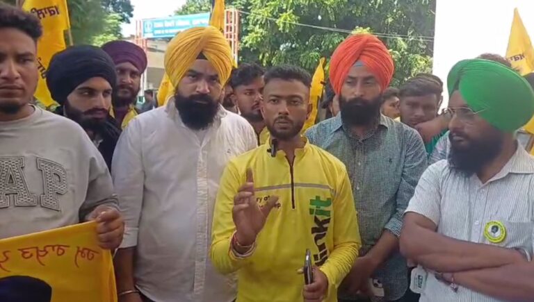 ਗੁਰਦਾਸਪੁਰ ਬਲਿੰਕਟ ਕੰਪਨੀ ਖਿਲਾਫ ਪ੍ਰਦਰਸ਼ਨ/ ਡਿਲੀਵਰੀ ਬੁਆਏ ਨੇ ਕੰਪਨੀ ’ਤੇ ਸ਼ੋਸ਼ਣ ਦੇ ਲਾਏ ਇਲਜ਼ਾਮ/ ਹੱਕ ’ਚ ਨਿਤਰੀਆਂ ਵਾਰਿਸ ਪੰਜਾਬ ਤੇ ਕਿਸਾਨ ਜਥੇਬੰਦੀਆਂ