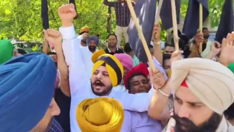 ਗੁਰਦਾਸਪੁਰ ’ਚ ਭਾਜਪਾ ਦੀ ਨਸ਼ਾ ਮੁਕਤੀ ਯਾਤਰਾ ਦਾ ਵਿਰੋਧ/ ਆਮ ਆਦਮੀ ਪਾਰਟੀ ਵਰਕਰਾਂ ਨੇ ਦਿਖਾਏ ਕਾਲੇ ਝੰਡੇ/ ਵਰਕਰ ਆਹਮੋ-ਸਾਹਮਣੇ, ਪੁਲਿਸ ਨੇ ਰੋਕਿਆ ਟਕਰਾਅ