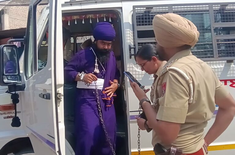 ਮੋਗਾ ਦੀ ਅਦਾਲਤ ’ਚ ਅਮ੍ਰਿਤਪਾਲ ਸਿੰਘ ਮੇਹਰੋਂ ਦੀ ਪੇਸ਼ੀ/ ਵਕੀਲ ਵੱਲੋਂ ਡਿਸਚਾਰਜ ਲਈ ਅਰਜ਼ੀ ਦਾਇਰ/ ਅਦਾਲਤ ਨੇ ਪੰਜਾਬ ਪੁਲਿਸ ਤੋਂ ਮੰਗਿਆ ਜਵਾਬ