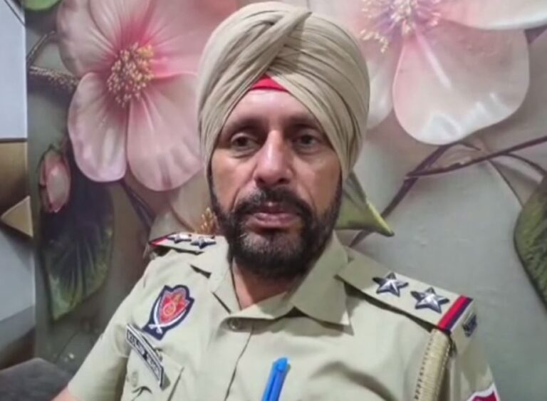 ਕਾਹਨੂੰਵਾਨ ਥਾਣੇ ਦਾ ਕਿਸਾਨ ਜਥੇਬੰਦੀਆਂ ਵੱਲੋਂ ਘਿਰਾਓ/ ਨੌਜਵਾਨ ਨੂੰ ਜ਼ਖਮੀ ਕਰਨ ਮਾਮਲੇ ’ਚ ਮੰਗਿਆ ਇਨਸਾਫ/ ਹੰਗਾਮੇ ਤੋਂ ਬਾਅਦ ਪੀੜਤ ਦੇ ਮਾਪਿਆਂ ਦੇ ਬਿਆਨ ਕਲਮਬੱਧ