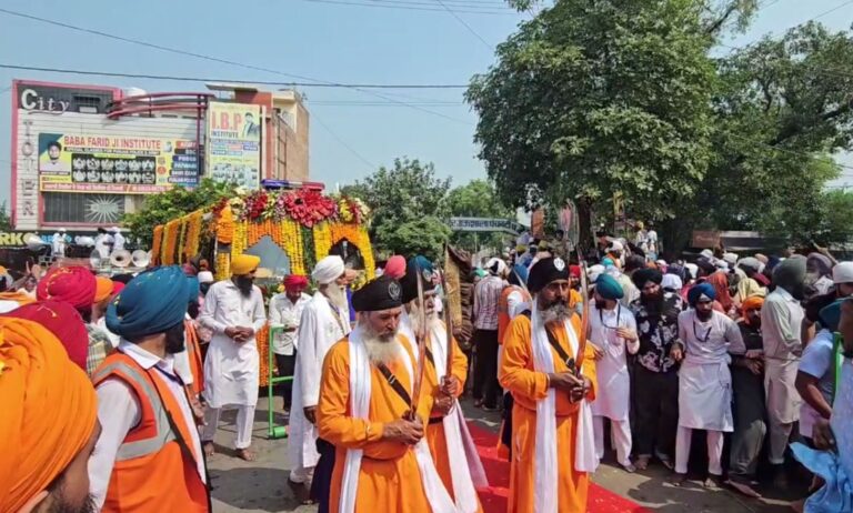 ਫਰੀਦਕੋਟ ਵਿਖੇ ਵਿਸ਼ਾਲ ਨਗਰ ਕੀਰਤਨ ਸਜਾਇਆ/ ਟਿੱਲਾ ਬਾਬਾ ਫਰੀਦ ਤੋਂ ਹੋਈ ਸ਼ੁਰੂਆਤ/ ਗੁਰਦੁਆਰਾ ਮਾਈ ਗੋਦੜੀ ਸਾਹਿਬ ਵਿਖੇ ਸਮਾਪਤੀ