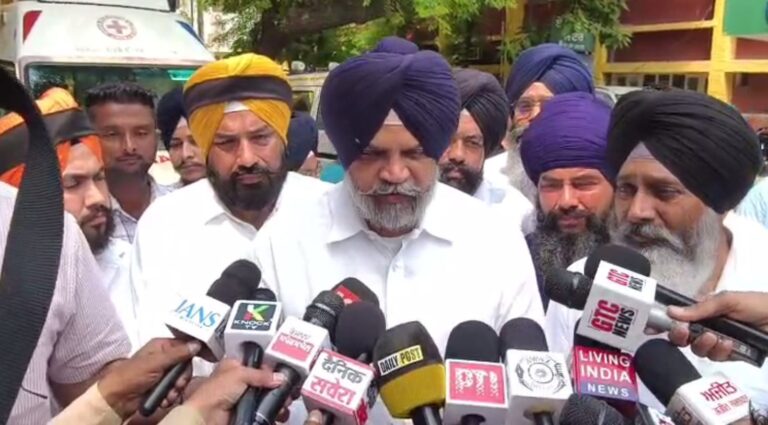 ਸੰਗਰੂਰ ਪਹੁੰਚੇ ਮਨਪ੍ਰੀਤ ਇਆਲੀ ਨੇ ਘੇਰੀ ਸਰਕਾਰ/ ਮੋਹਨਜੀਤ ਸਿੰਘ ਨੂੰ ਮਿਲ ਕੇ ਪੁੱਛਿਆ ਹਾਲ/ ਪੁਲਿਸ ਮੁਲਜ਼ਮਾਂ ਖਿਲਾਫ਼ ਮਿਸਾਲੀ ਕਾਰਵਾਈ ਦੀ ਮੰਗ