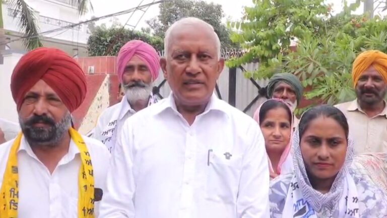 ਲਹਿਰਾਗਾਗਾ ’ਚ ਆਮ ਆਦਮੀ ਪਾਰਟੀ ਨੂੰ ਹੁੰਗਾਰਾ/ ਸਾਬਕਾ ਸਰਪੰਚ ਸੈਂਕੜੇ ਪਰਿਵਾਰਾਂ ਸਮੇਤ AAP ’ਚ ਸ਼ਾਮਲ/ ਮੰਤਰੀ ਬਰਿੰਦਰ ਗੋਇਲ ਨੇ ਸਿਰੋਪੇ ਪਾ ਕੇ ਕੀਤਾ ਸਵਾਗਤ