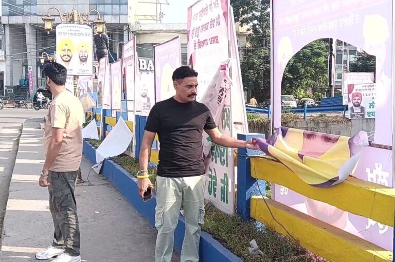 ਬਟਾਲਾ ’ਚ ਸ਼ਰਾਰਤੀਆਂ ਨੇ ਫਾੜੇ ਹੋਰਡਿੰਗ/ ਵਿਆਹ ਪੁਰਬ ਮੌਕੇ ਲਾਏ ਗਏ ਸੀ ਹੋਰਡਿੰਗ/ ਬੇਅਦਬੀ ਦਾ ਪਰਚਾ ਦਰਜ ਕਰਨ ਦੀ ਕੀਤੀ ਮੰਗ