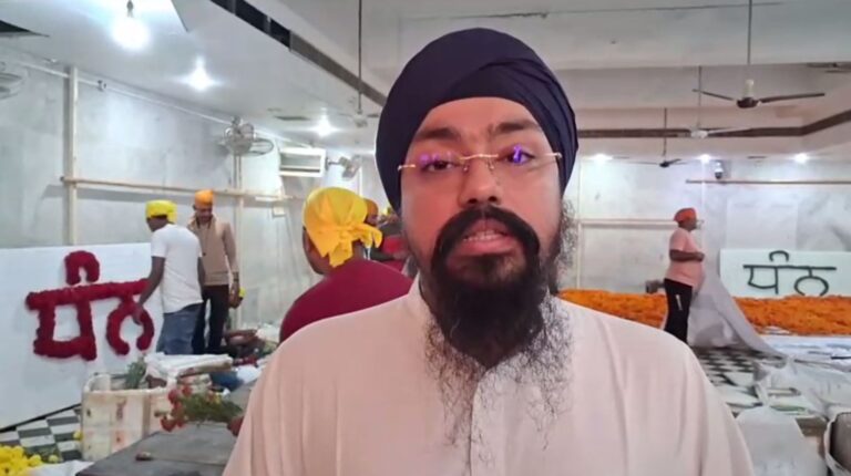 ਸ੍ਰੀ ਦਰਬਾਰ ਸਾਹਿਬ ਦੀ ਫੁੱਲਾਂ ਨਾਲ ਹੋ ਰਹੀ ਵਿਸ਼ੇਸ਼ ਸਜਾਵਟ/ ਸ੍ਰੀ ਗੁਰੂ ਗ੍ਰੰਥ ਸਾਹਿਬ ਜੀ ਦੇ ਪ੍ਰਕਾਸ਼ ਉਤਸਵ ਦੀ ਤਿਆਰੀ/ ਸੰਗਤਾਂ ਲਈ ਖਿੱਚ ਦਾ ਕੇਂਦਰ ਬਣੀ ਫੁੱਲਾਂ ਦੀ ਸਜਾਵਟ