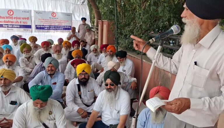 ਮੋਗਾ ਡੀਸੀ ਦਫਤਰ ਅੱਗ ਸੇਵਾਮੁਕਤ ਪਟਵਾਰੀਆਂ ਦਾ ਧਰਨਾ/ ਪੈਨਸ਼ਨ ਬਕਾਏ ਤੇ ਮੈਡੀਕਲ ਬਿੱਲਾਂ ਦੀ ਅਦਾਇਗੀ ਮੰਗੀ/ ਦਫਤਰੀ ਕੰਮਕਾਜ ’ਚ ਕਥਿਤ ਅਣਗਹਿਲੀ ਦਾ ਲਾਏ ਇਲਜ਼ਾਮ